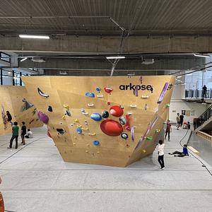 Tried Arkose, a nice bouldering place near Paris. The location also has a place to do some coworking. Really cool!